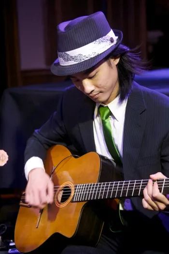 tak arikushi playing guitar